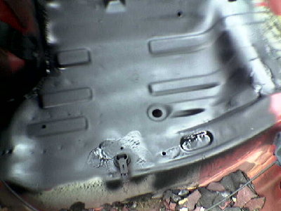 Fragment juz wyczyszczony i pomalowany srodkiem konserwujacym Boll, na miejsce zerwanych mat pojda maty wytlumiajace Boll standard.
